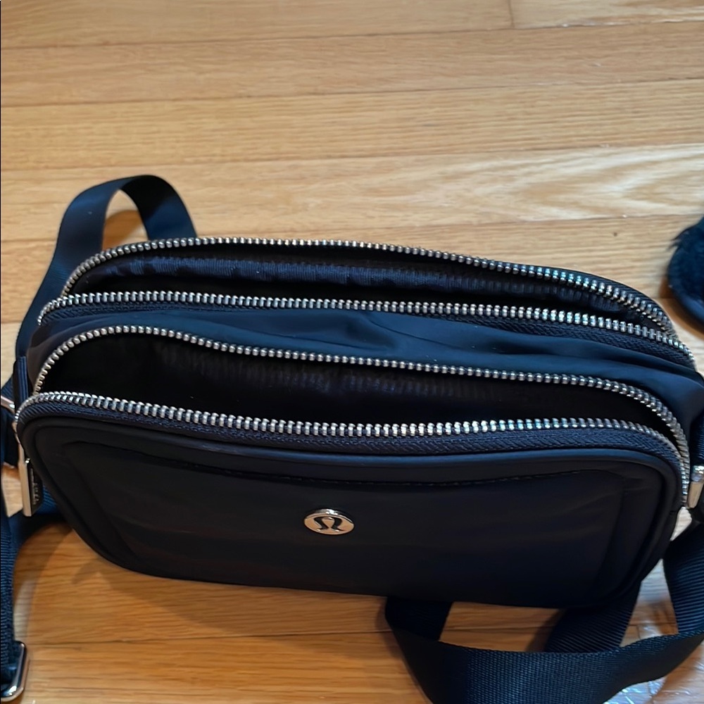 Lululemon Black Belt Bag with Adjustable Straps and Modern Design - Picture 9 of 9